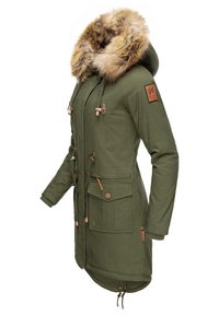 Olivgrön parkas med en huva fodrad med konstpäls, dragsko i midjan, två framfickor och bruna metalldetaljer. Har en sidopatch med logotyp.