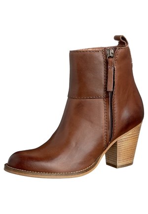 Brązowy skórzany botek za kostkę z bocznym zamkiem, obcasem na słupku z drewna oraz gładkim, zaokrąglonym noskiem i pętelką z tyłu.
