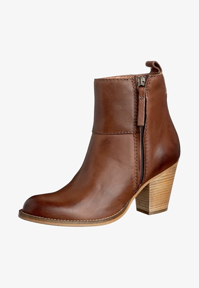 Bottine en cuir marron avec fermeture éclair latérale et talon bloc en bois superposé, bout arrondi lisse, et languette à l'arrière.