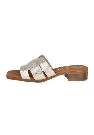 Sandalia de mujer estilo slide con punta abierta, tiras metálicas texturizadas, tacón bajo de bloque y plantilla acolchada marrón.