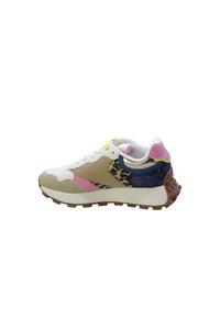 La sneaker presenta una combinazione di colori beige, rosa e blu con accenti leopardati, una tomaia in rete bianca e una suola in gomma testurizzata con dettagli marroni.