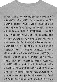 Felpa grigia con testo nero in evidenza. Il testo esprime temi di uguaglianza, giustizia, armonia e comunità.