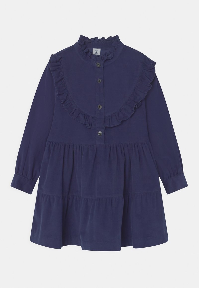 Robe bleu marine à manches longues avec col haut à volants, fermeture boutonnée devant et jupe à étages avec détails à volants sur la poitrine et les manches.
