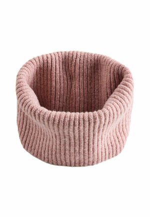 Weicher rosa gerippter Strick-Schlauchschal mit dickem Umschlag für den Wintergebrauch vor weißem Hintergrund.