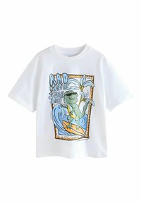 Valge T-särk lühikeste käistega, millel on karikatuurne dinosauruse surfamine, ümbritsetud lainetest ja palmipuudest, tekstiga "RAD WAVES SURF DAYS!".