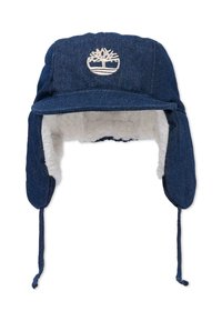 Cappello da trapper in denim di colore blu scuro, con una morbida fodera in pelliccia bianca, paraorecchie e un logo ricamato sul davanti.