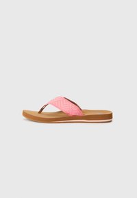 Roze flip-flop sandaal met een gestructureerde band met een zigzagpatroon, een bruine zool en een lichtroze accent langs de zool. Plat ontwerp.
