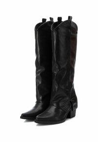 Botas de cuero negras hasta la rodilla con un diseño arrugado, punta cuadrada y tacón bajo bloque. Presentan tiradores superiores para facilitar su uso.