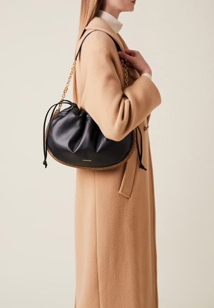 Sac en cuir noir avec un design froncé et des accents en chaîne dorée. Il dispose de fermetures à cordon et d'un détail de bord texturé.
