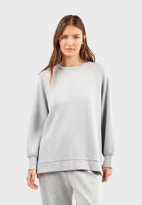 Lichtgrijze sweatshirt van zacht materiaal, met een ronde hals, raglanmouwen en een relaxte pasvorm met geribde manchetten en zoom.