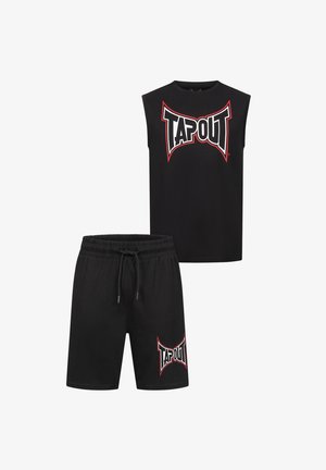 Must have käisedeta must särk ja sobivad lühikesed püksid, mõlemad puuvillased, millel on silmatorkav "TAPOUT" logo valge ja punasega. Lühikesed püksid on varustatud venituspaelaga.