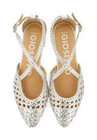 Scarpe aperte d'argento, metalliche, con cinturini incrociati alla caviglia e design perforato, caratterizzate da una punta affilata e una soletta beige.