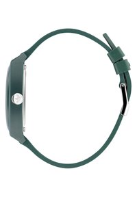 Montre en silicone verte avec un cadran rectangulaire, quincaillerie en argent et un détail de boucle élégant. Texture lisse, design minimaliste.