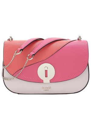 Umhängetasche in drei Farben: Koralle, Rosa und Hellgrau, mit silberner Kettenriemen und rundem Drehverschluss, Markenlogo Guess 1981.