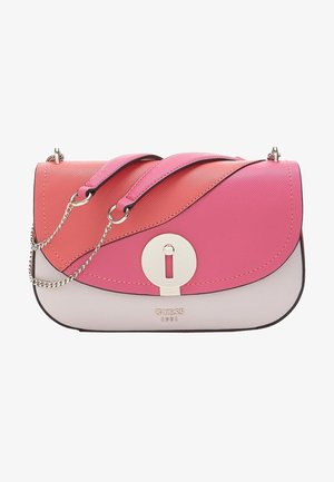 Bolso bandolera tricolor en coral, rosa y gris claro con cadena plateada y cierre circular de giro, de la marca Guess 1981.