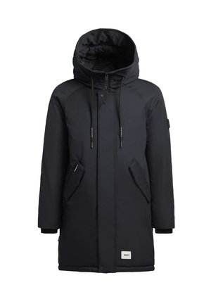 Chaqueta parka negra con capucha, cierre de cremallera y botones a presión, cordones ajustables, dos bolsillos laterales y puños acanalados; cuenta con un parche con logo en la parte delantera.