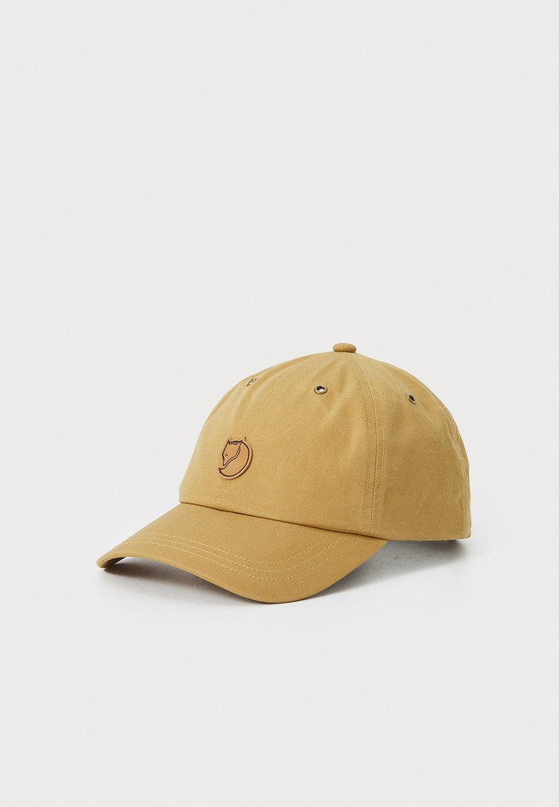 Khaki baseballkeps i bomull, med en broderad logotyp, justerbar baksida, sexpaneldesign och ventilationshål.
