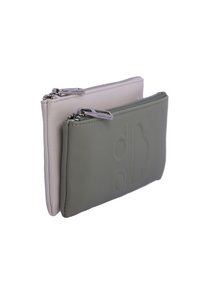 Dos bolsa con cremallera de suave cuero; una en gris claro y otra en un verde oliva apagado, con detalles en relieve en la bolsa verde.