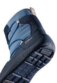 Wodoodporne buty trekkingowe w ciemnoniebieskim kolorze z teksturowaną gumową podeszwą. Charakteryzują się gładką cholewką, elastycznymi sznurowadłami oraz markowym akcentem z boku.