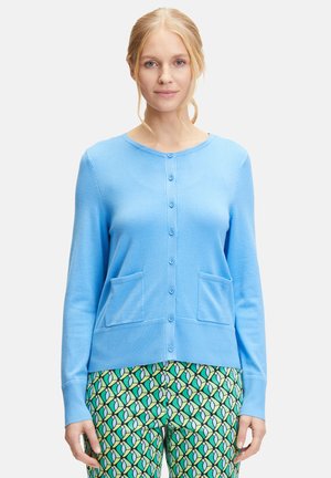Cardigan bleu clair en tricot doux avec des manches longues, un col rond et deux poches à l'avant. Présente une fermeture à boutons et des poignets côtelés.