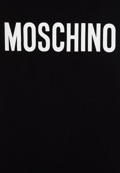Camiseta de tela negra con el texto en blanco "MOSCHINO" en el centro del frente. Textura suave, diseño clásico de cuello redondo.