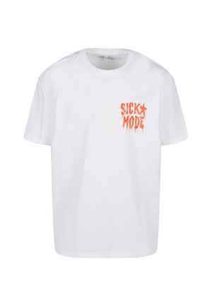 Balta kokvilnas T-krekls ar oranžu grafisku tekstu "SICKO MODE" kreisajā krūtīs. Klasisks apaļš kakls un īsas piedurknes.