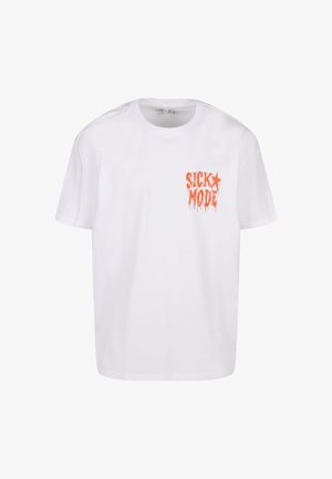 Biely bavlnený tričko s oranžovým grafickým textom "SICKO MODE" na ľavej strane hrude. Klasický okrúhly výstrih a krátke rukávy.