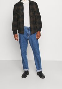 YOUNG POETS Mezisezónní bunda  - brown