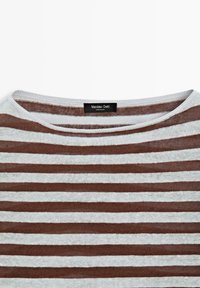 Bruin en lichtgrijs gestreept gebreid shirt met brede halslijn en een Massimo Dutti-label aan de binnenkant van de kraag.