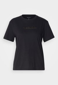 Čierne bavlnené tričko s krátkymi rukávmi, s vyšitým zlatým logom "Calvin Klein" cez hruď. Jednoduchý, nezdobený dizajn.