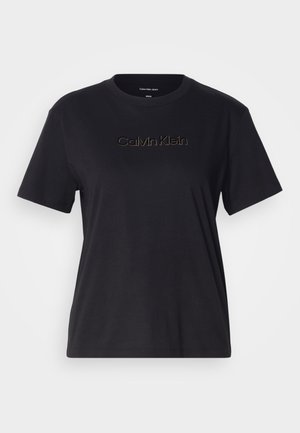 Czarna bawełniana koszulka z krótkim rękawem, z złotym haftowanym logo "Calvin Klein" na piersi. Prosty, nieozdobiony design.
