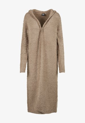 Cardigan à capuche beige en fil doux et moelleux. Il présente un avant long et ouvert, des manches longues, ainsi qu'une surface texturée et pelucheuse.