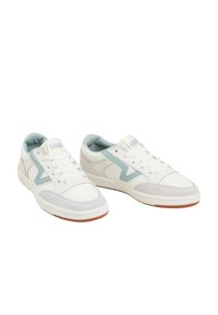 Páros, off-white Vans tornacipő világoskék oldalsó díszítéssel, fehér fűzőkkel és gumitalppal, fehér háttér előtt.