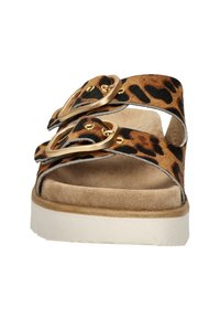 Leopardprint platform sandalen met twee verstelbare bandjes, gouden hardware, een zachte suède textuur en een dikke witte zool voor extra comfort.