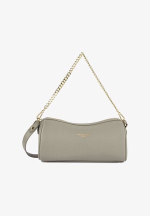 Sac à bandoulière en cuir texturé gris clair avec une chaîne dorée et un petit logo doré centré à l'avant.