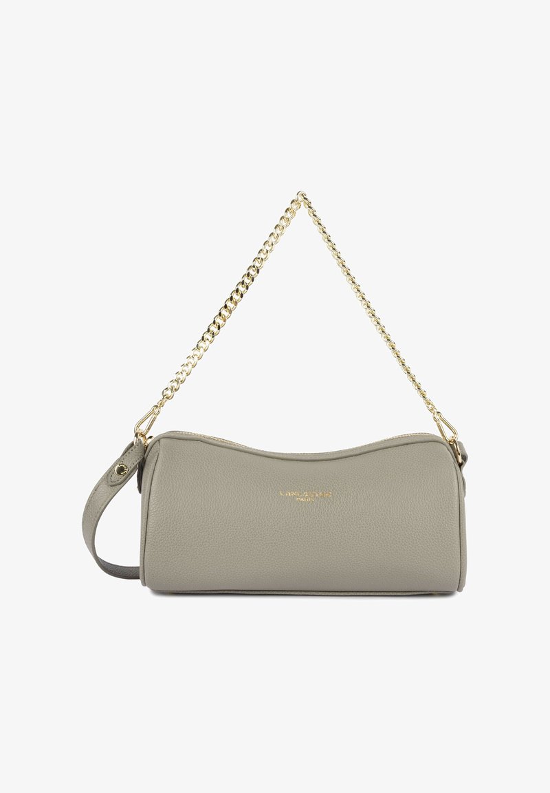 Sac à bandoulière en cuir texturé gris clair avec une chaîne dorée et un petit logo doré centré à l'avant.
