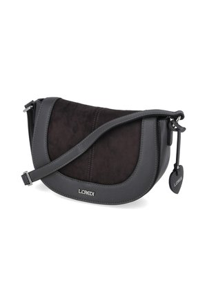 Schwarze, halbmondförmige Schultertasche mit Lederriemen, silberner Schnalle und L.Credi-Logo auf der Vorderseite sowie einem befestigten herzförmigen Anhänger.