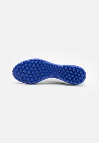 Sole di sneaker bianca con un fondo in gomma blu testurizzata e motivi esagonali per trazione. Include un logo Adidas sul lato.