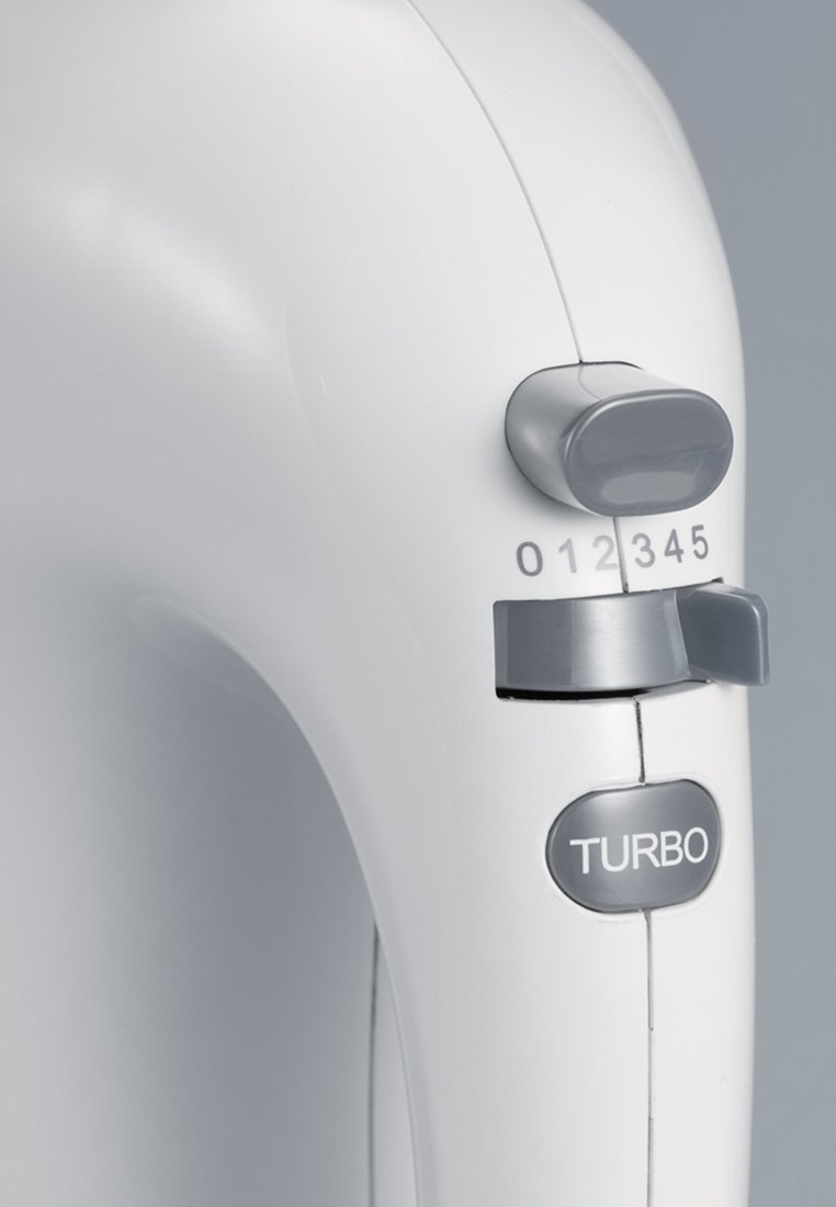 Mixeur à main électrique blanc avec une surface lisse, boutons gris pour les réglages de vitesse et la fonction turbo, avec un écran numérique.