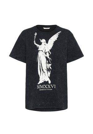 Mustat lyhythihaiset T-paidat, joissa on valkoinen enkeli graafisesti pitämässä soihtua, roomalaiset numerot MMXXVI ja teksti "Memento Vivere" edessä.