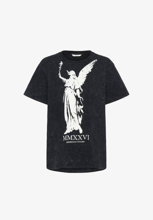 Czarny t-shirt z krótkim rękawem z białą grafiką anioła trzymającego pochodnię, rzymską liczbą MMXXVI oraz napisem "Memento Vivere" z przodu.