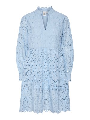 Lichtblauwe jurk met ingewikkelde uitsnijdingen, een notch-halslijn, lange mouwen en een gelaagde zoom met golfranden.