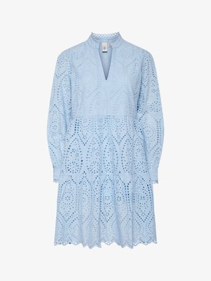 Ανοιχτό μπλε φόρεμα με περίπλοκα μοτίβα κοπής, λαιμόκοψη σε μορφή V, μακριά μανίκια και φούστα με επίπεδα και καμπυλωτές άκρες.