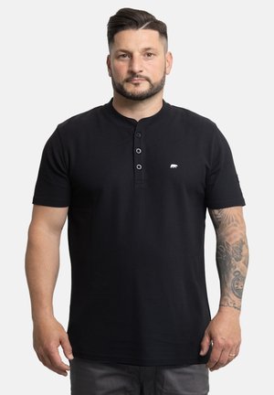 Zwart korte mouw henley t-shirt, met een drie-knopskensluiting en een klein wit logo op de borst. Soepele katoen stof met een klassieke pasvorm.