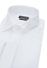 Biała dopasowana koszula uszyta z gładkiego materiału, z kołnierzykiem w kształcie szpicy, z zapięciem na guziki oraz metką z logo marki "Lancerto."