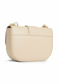 Borsa a mano beige in pelle sintetica con forma arrotondata, patta pieghevole e dettagli in metallo dorato. Texture liscia con cuciture visibili.