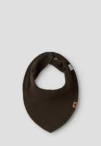 Brązowy żebrowany komin na szyję o trójkątnym kształcie, z zatrzaskami i małą naszywką z logo.