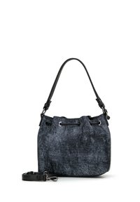 Gestructureerde blauw-grijze stoffen bucket bag met een zwarte schouderriem en koordsluiting, met zilveren hardware accenten.