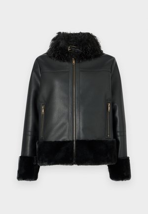 Juoda odinė striukė su dirbtinio kailio apykakle ir rankogaliais, su užtrauktuku užsegimu ir dviem priekinėmis kišenėmis užtrauktukais. Lygus paviršiaus tekstūra.