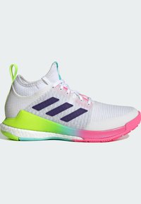 Weißer Sportschuh mit atmungsaktivem Mesh-Obermaterial, lila Streifen, einer Verlaufssohle in Pink, Grün und Blau sowie einer Fersenschlaufe zur Unterstützung.